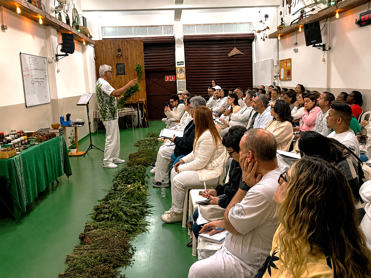 Aula presencial do curso Sagradas Ervas com alunos